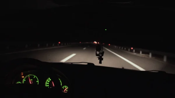 ライトアップされたダッシュボードとナビゲーションで夜の高速道路を運転する車 — ストック写真