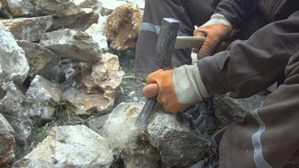 Hombre Tallando Piedra Con Martillo Bisel —  Fotos de Stock