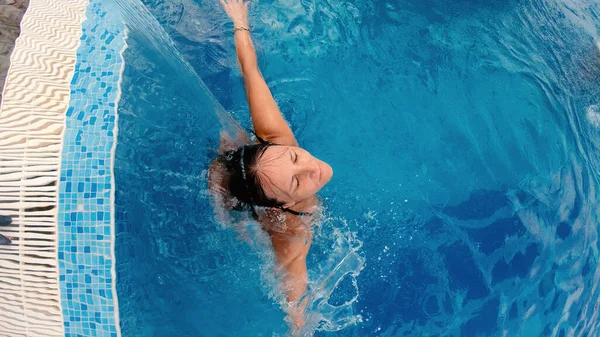 Havuzda Hidroterapiden Hoşlanan Bir Kadın — Stok fotoğraf
