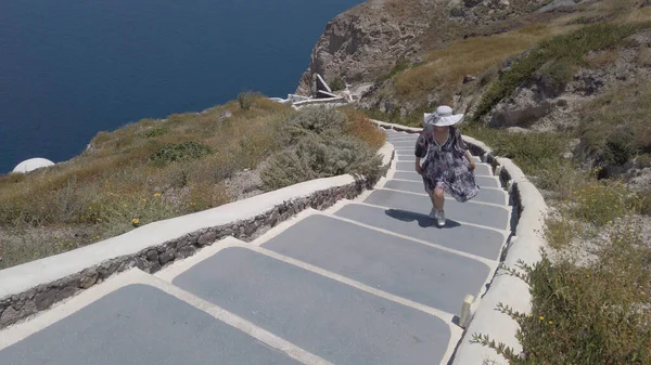 Travel Tourist Happy Woman Waking Stairs Santorini Řecké Ostrovy Řecko — Stock fotografie