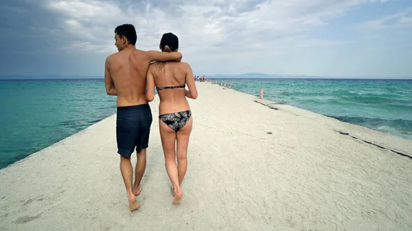 Casal Romântico Biquíni Andando Cais Praia — Fotografia de Stock