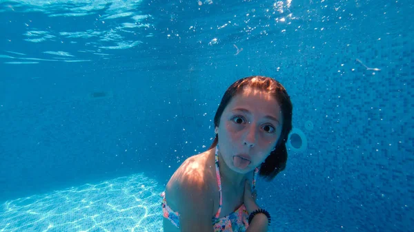 Ευτυχισμένο Κοριτσάκι Που Φτιάχνει Αστείες Γκριμάτσες Κάτω Από Νερό Στην — Φωτογραφία Αρχείου