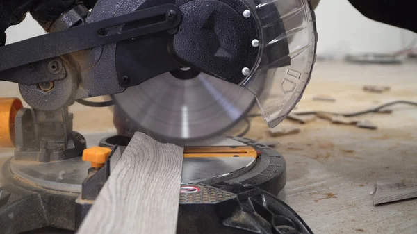 Contractor Using Circular Saw Cutting New Laminate Flooring — Stock Photo, Image