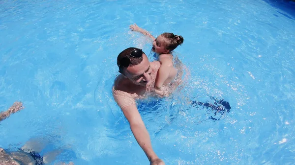 Vater Und Tochter Spielen Schwimmbad Mit Mädchen Auf Mann — Stockfoto