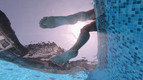 Vue Sous Marine Des Jambes Femme Balançant Dans Une Piscine — Photo