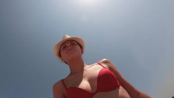 Selfie Bela Adolescente Hispânica Com Chapéu Caminha Praia Tropical Dia — Fotografia de Stock
