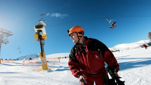 Hombre Montando Esquí Con Palo Selfie Mano — Foto de Stock