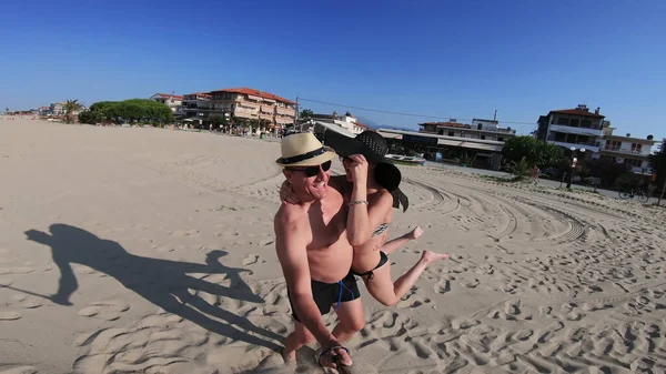 一对中年夫妇在海滩上开心地转身 — 图库照片