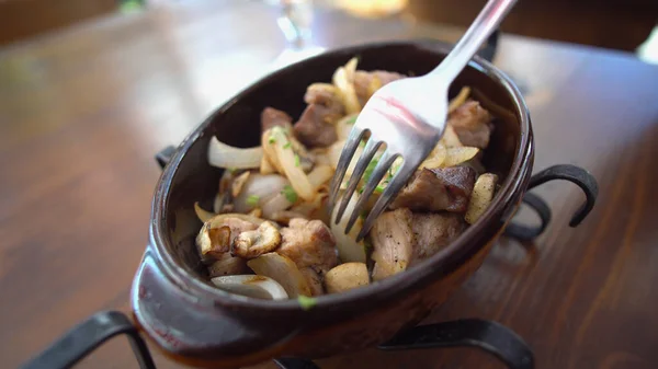 在Ketsi餐厅吃肉食的Pov 乔舒利 桌上黏土盘的热肉 — 图库照片
