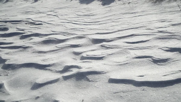 豪雪地帯や豪雪地帯では雪が降り 雪の斜面に沿って雪が漂っています — ストック写真