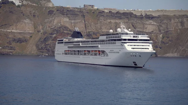Gran Ferry Marítimo Está Amarrado Puerto Athinios Isla Santorini Los —  Fotos de Stock