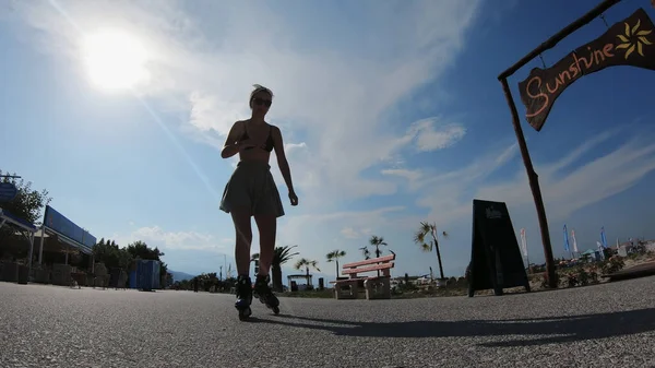 Tiener Rok Rolschaatsen Een Zonnige Dag Buurt Van Zee Stockfoto