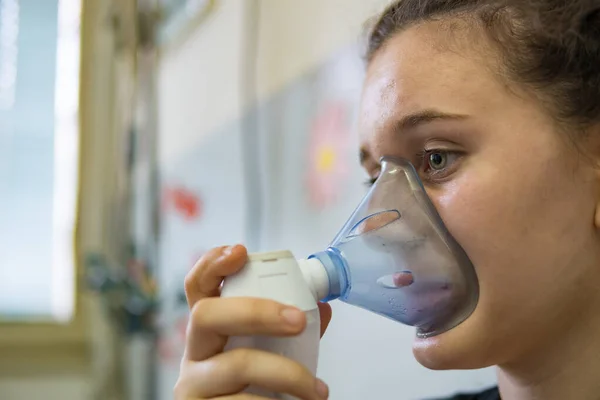 Θεραπεία Άσθματος Κορίτσια Ψεκάζουν Βρογχοδιασταλτικά Για Θεραπεία Των Αναπνευστικών Συμπτωμάτων Εικόνα Αρχείου