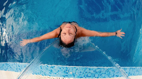 Frau Genießt Hydrotherapie Pool Stockbild