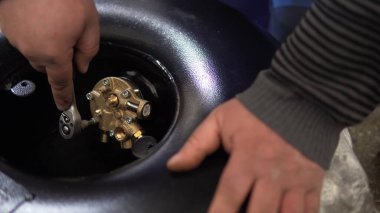 Bir arabanın bagajına sıvılaştırılmış petrol gazı (LPG) için bir gaz silindiri kurulması, Donut Tank LPG