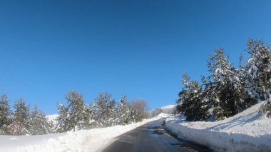 Kış mevsiminde kar yağarken karla kaplı bir yolun manzarası - Pov, ilk kişi
