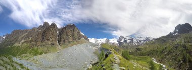 Fransa 'nın başkenti Mont Blanc' a doğru Domes-de-Miage yakınlarında Fransız Alplerindeki Tre-la-Tete buzulunun manzarası