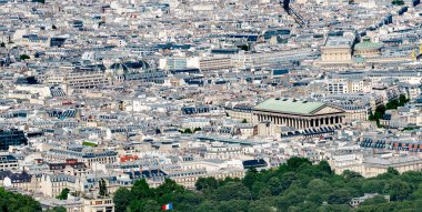 Paris, Fransa 'daki Madeleine ve çatılarının hava panoramik görüntüsü