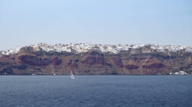 Renkli Kiklad mimarisi, Santorini adası, Kiklad, Yunanistan 'ın ikonik köyü, denizden manzara