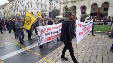 Selanik, Yunanistan - 14 Mayıs 2019: Yunanistan 'ın Selanik sokaklarında gösteri yapan göstericiler grubu