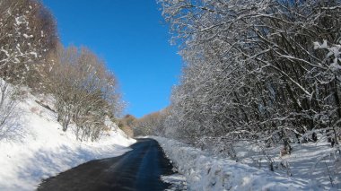 Kış mevsiminde kar yağarken karla kaplı bir yolun manzarası - Pov, ilk kişi