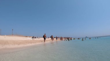Hurghada, Mısır - 14 Sep, 2019: Mısır 'ın Hurghada kentinde yaz tatili için güzel bir cennet plajı