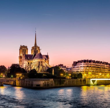 Notre Dame de Paris alacakaranlıkta, gün batımı
