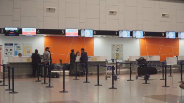 Üsküp, Makedonya - 26 Ekim 2019: Turistler Üsküp Uluslararası Havaalanına giriş yaptı.