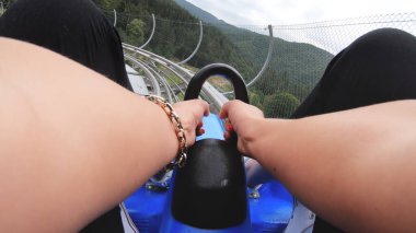 Yeşil Orman Parkı 'ndaki tren raylarında adrenalin yüklü bir kadın sürücüsü.