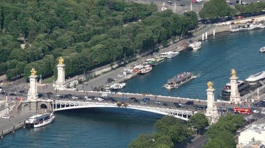 Paris 'teki Ünlü Eyfel Kulesi' nden güneşli bir günde Seine Nehri ve III. Alexander Köprüsü trafiği