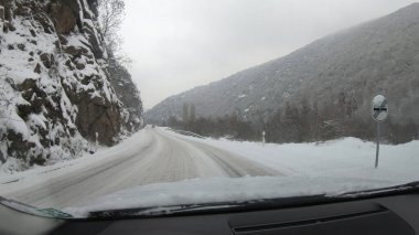 POV karda araba sürüyor.