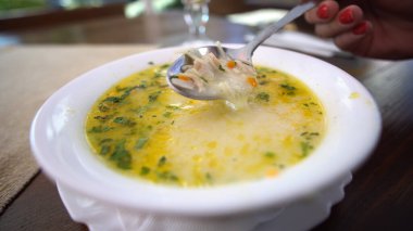 Kasede tavuk çorbası içiyorum. Geleneksel tavuk çorbası kasede servis edilir.