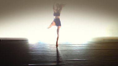 Modern serbest stil balerinin duygusal ve şehvetli dansı.