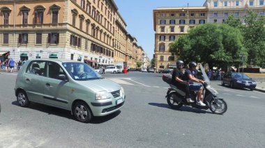 Roma, İtalya - 16 Haziran 2017: Roma 'nın orta kesimindeki cadde boyunca yoğun trafik