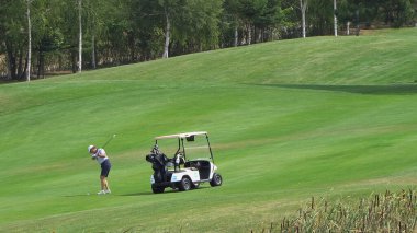 Bulgaristan 'ın Bansko kenti - 12 Eylül 2019: Profesyonel golfçü kum sığınağında atış yaptı