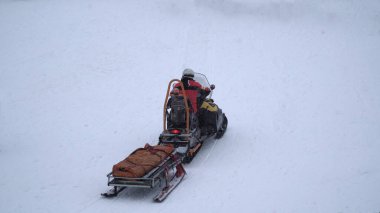 Bansko, Bulgaristan 14 Ocak 2020: Kayak devriyesi, Bulgaristan 'ın Bansko kentindeki kayak yamacında bacağı kırık kadın kayakçıyı kurtarmak için hızlı yol aldı