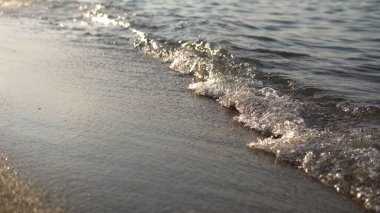 Baloncukları kapatın ve deniz dalgalarını sahile, arka plan döngüsünü