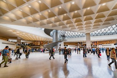 Paris, Fransa - 05 Mayıs 2017: Ünlü cam piramit altında tanımlanamayan turistler Fransa 'nın Paris kentindeki Louvre Müzesi' nin girişi