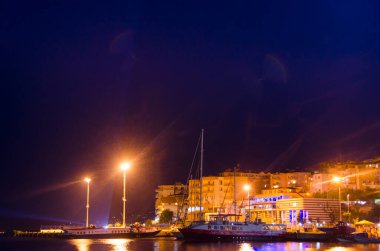 Saranda 'nın iyon denizindeki şehir limanının gece görüşü. Arnavutluk