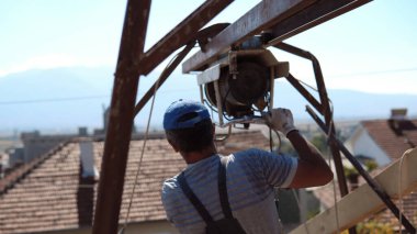 Makedonya 'nın Kocani kenti - 10 Ekim 2018: Ahşap çatı inşaatı için kereste taşıyan inşaat işçisi