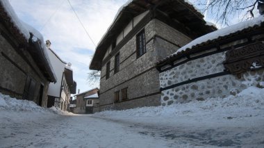 Bulgaristan 'ın Bansko kentindeki Long Back Alley Stone Pavement Pirin Dağı' nda bir kayak merkezi