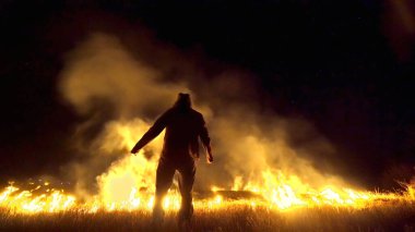 Asya 'da yağmur ormanlarının tahrip edilmesi. Ateş alevi ve gece dumanı, yakın çekim