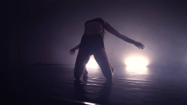 Kavram. Esnek kız duman bulutunda dans ediyor