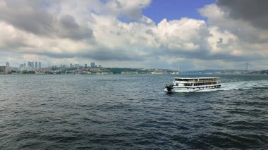 İstanbul 'da İstanbul Boğazı' nda Cityscape ve Köprüsü ile turizm teknesi gezisi