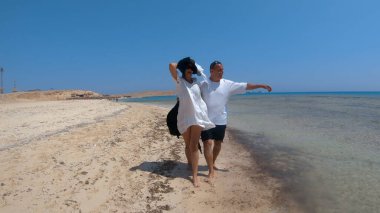 Mısır 'ın Hurghada kentindeki Paradise plaj adasında balayı yürüyüşüne çıkmış bir çift.