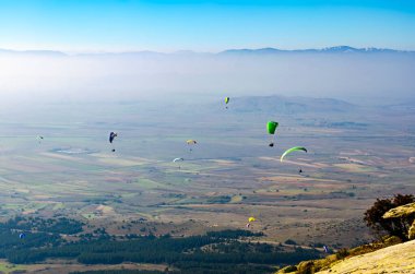 Paraglider. Paraşütçü. Dağlarda paragliding