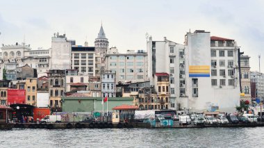 İstanbul, Türkiye - 14 Mar, 2020: İstanbul 'da Galata Kulesi. İstanbul 'un İstanbul şehrinin parlak gökyüzünde boğazı, martıları ve tekneleriyle manzarası