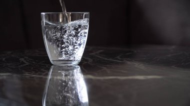 Bir bardak su dolduruyorum.