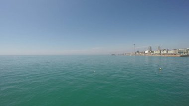 BRIGHTON, İngiltere - 09 Temmuz 2017: Brighton 'da sıcak bir yaz gününde rıhtımın ve sahil şeridinin görüntüsü