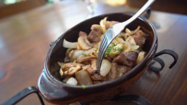 Restoranda Ketsi 'de POV Et Yemeği. Chashushuli. Çamurdaki Sıcak Et Tablo Üzerine